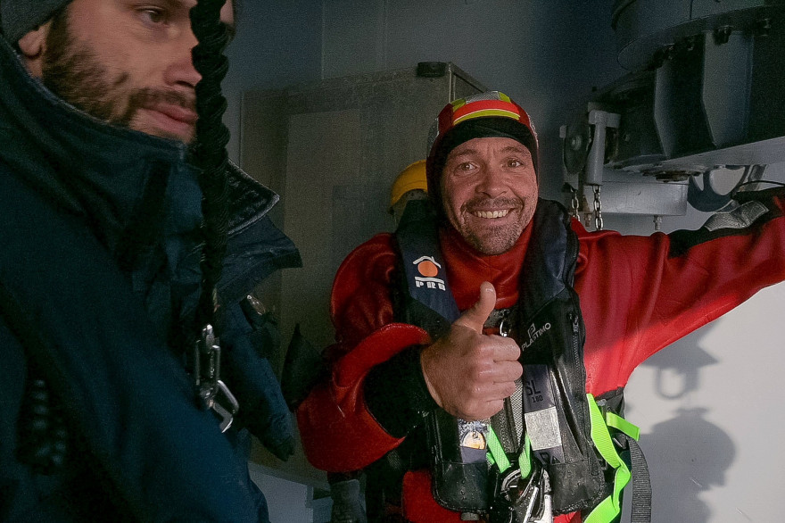 Kévin Escoffier, sur le bateau de la Marine Nationale