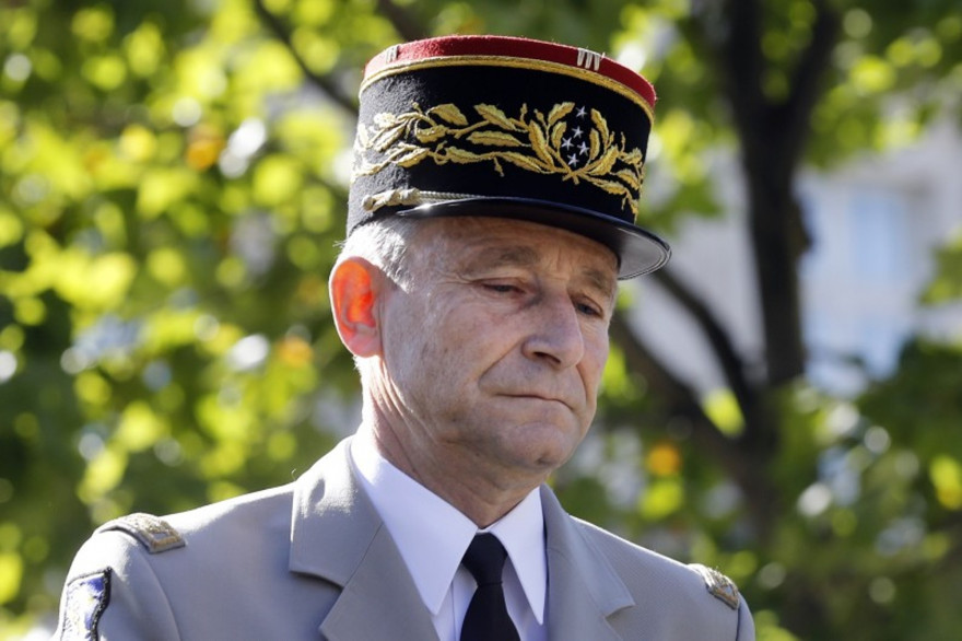 Le chef d'état-major de la Défense, le général de l'armée française Pierre de Villiers, lors du défilé annuel de la Bastille le 14 juillet 2017 à Paris.