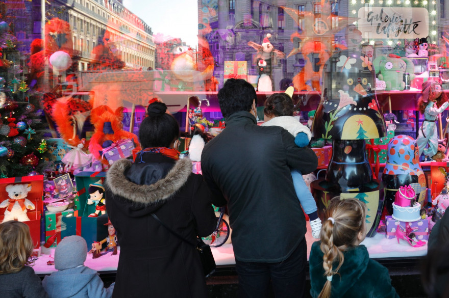 Une famille devant les vitrines de Noël à Paris, le 28 novembre 2020.