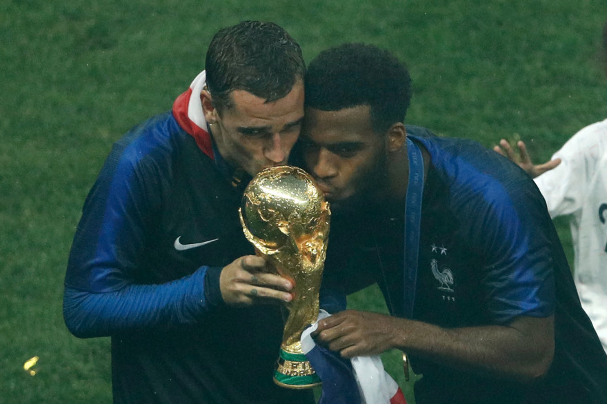 Antoine Griezmann et Thomas Lemar le 15 juillet 2018 à Moscou.