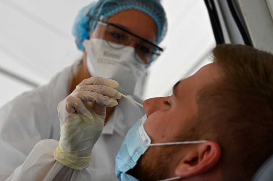 Un jeune homme se pliant au test Covid (illustration)