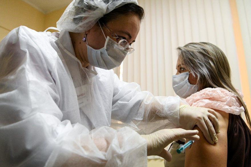 Une personne se faisant vacciner contre la Covid-19 à Moscou le 5 décembre 2020