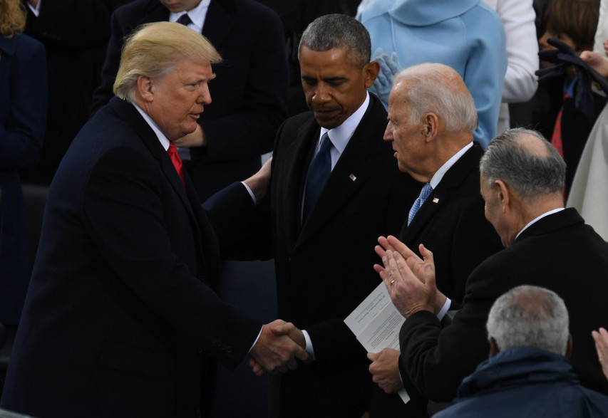 Le président élu Donald Trump, le président Barack Obama et Joe Biden, alors vice-président, lors de la cérémonie de prestation de serment devant le Capitole à Washington le 20 janvier 2017.