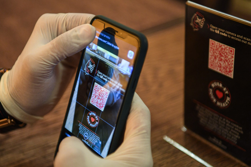 De nombreux restaurants proposent de flasher un QR code pour accéder à une version numérique de leur menu