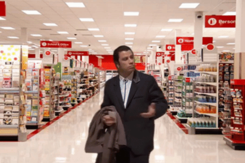 La scène où John Travolta rentre dans une pièce dans "Pulp Fiction" a été détournée sous forme de gif