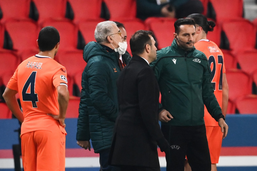 Le coach de Basaksehir Okan Buruk et le 4e arbitre Sebastian Coltescu le 9 décembre 2020