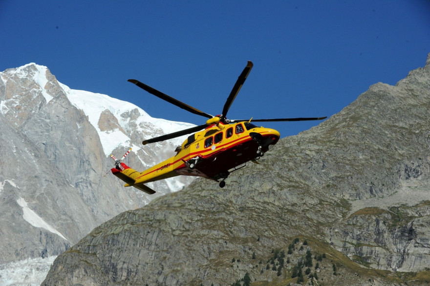 Un hélicoptère de secours en montagne (illustration)