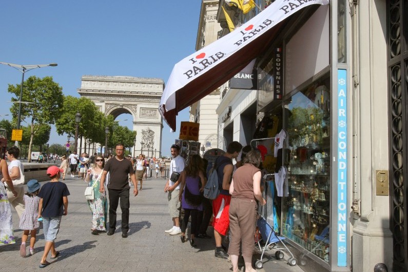 L'avenue des Champs-Élysées à Paris, le 16 août 2009 (illustration)