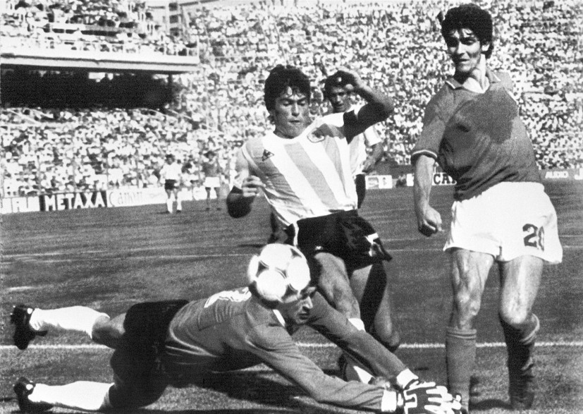 Le footballeur Paolo Rossi (à droite) lors du Mondial 82, dans un match contre l'Argentine