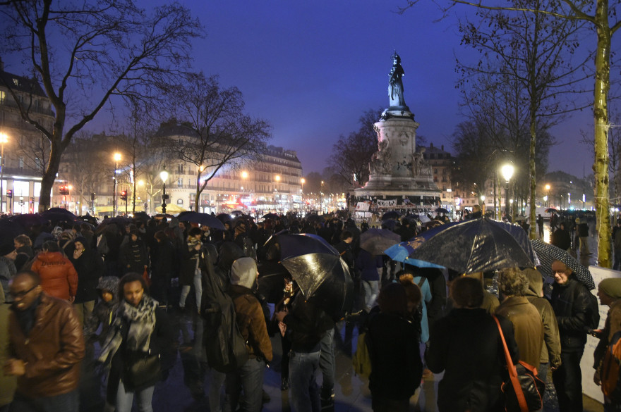 Des militants de "Nuit Debout" rassemblés place de la République à Paris, le 2 avril 2016