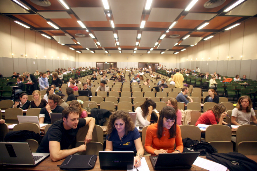 Une classe dans une université (illustration).