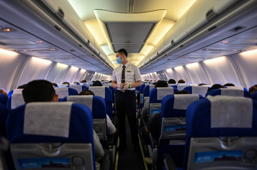 Un steward chinois dans un vol entre Shanghai et Wuhan, le 14 juillet 2020
