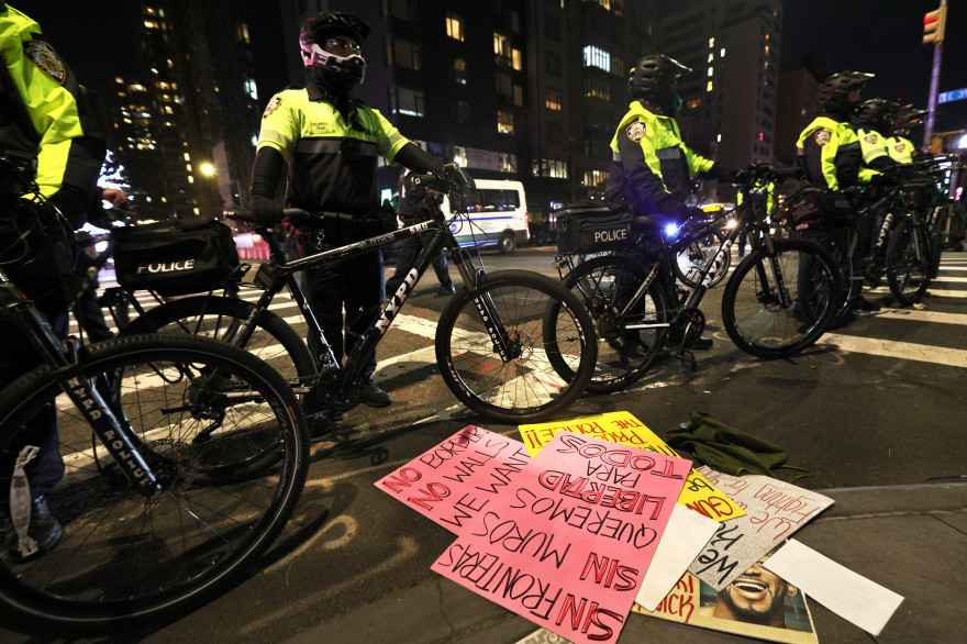 Les panneaux des manifestants au sol après l'accident survenu à Manhattan, le 11 décembre 2020.