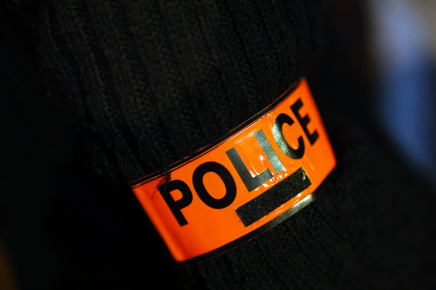Un policier portant un brassard (illustration)