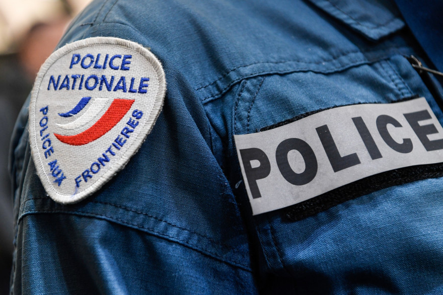 L'homme s'est accusé auprès de policiers, à proximité de l'Élysée à Paris.