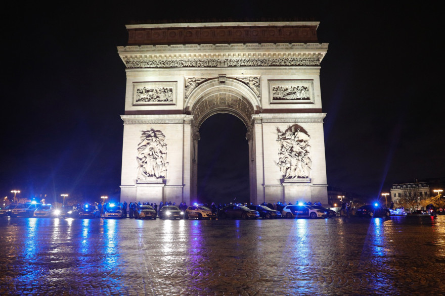 Une centaine de policiers se sont rassemblés devant l'Arc de Triomphe à Paris, le 14 décembre 2020