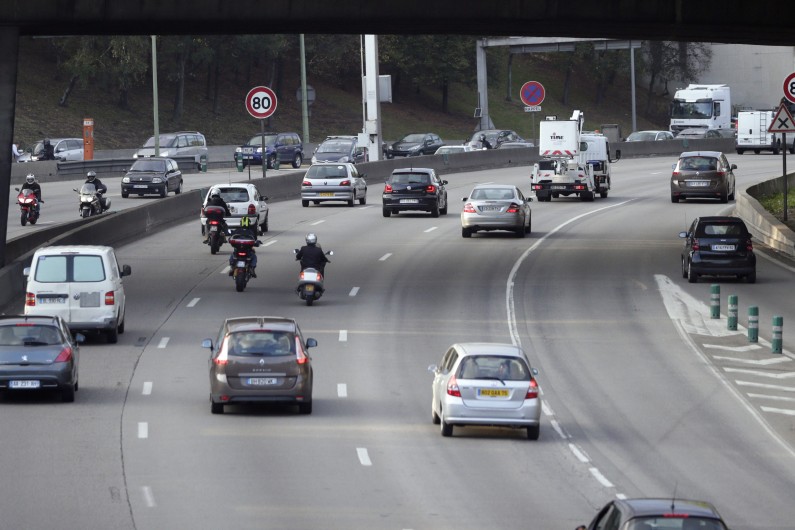 Des voitures sur le périphérique