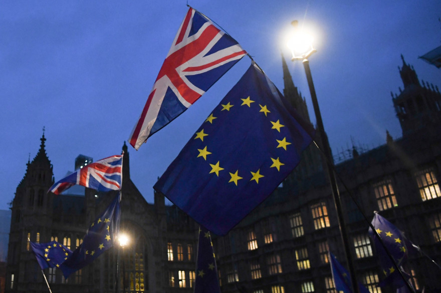 Dans la nuit du 31 janvier, la sortie du Royaume-Uni de l'Union européenne, décidée par les Britanniques en 2016, devient effective. Ce premier divorce européen solde 47 ans de vie commune. Débutent alors de laborieuses négociations avec Bruxelles.