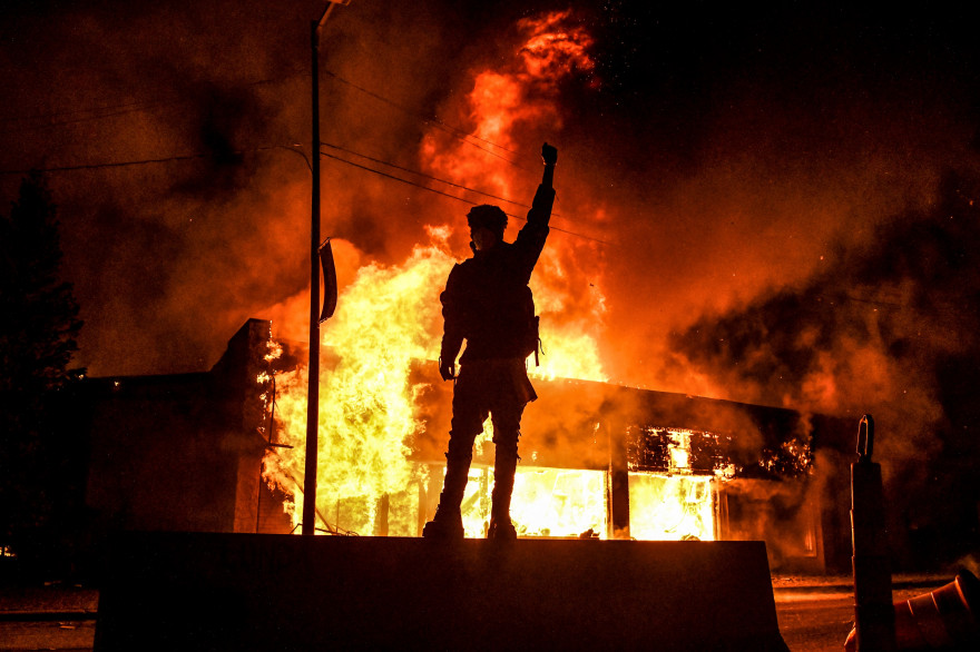 Le 25 mai, George Floyd, un Afro-américain de 46 ans, meurt asphyxié à Minneapolis sous le genou d'un policier blanc. Des images où on l'entend dire qu'il "ne peux pas respirer" déclenchent des manifestations émaillées de violence dans tout le pays.