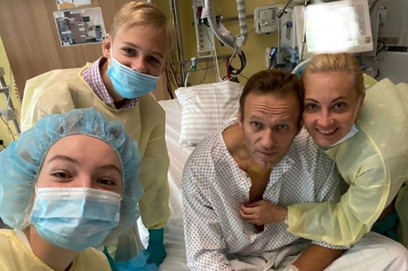 Le 20 août, l'opposant russe Alexeï Navalny (ici le 15 septembre) est hospitalisé après un malaise. Il est soigné en urgence à Berlin. Des tests montrent qu'il a été empoisonné par un agent neurotoxique de type Novitchok, conçu par les soviétiques.