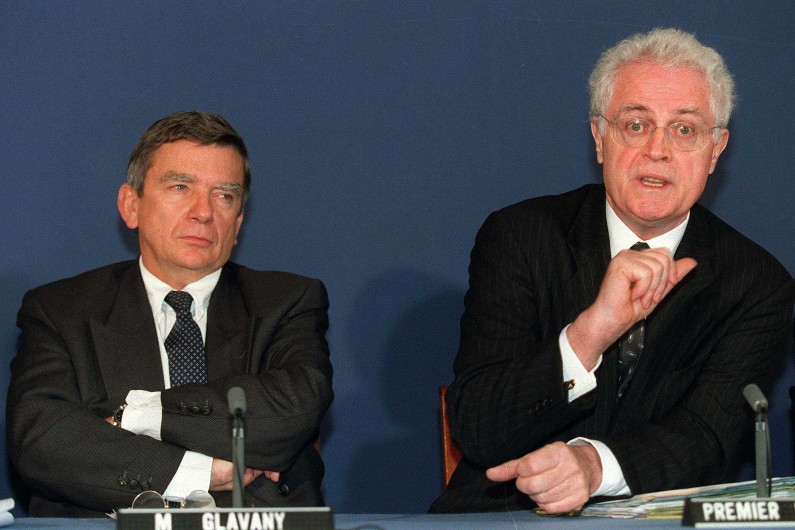 Jean Glavany et Lionel Jospin en novembre 2001.