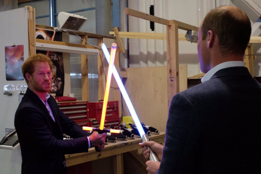 Les princes Harry et William s'affrontent au sabre laser