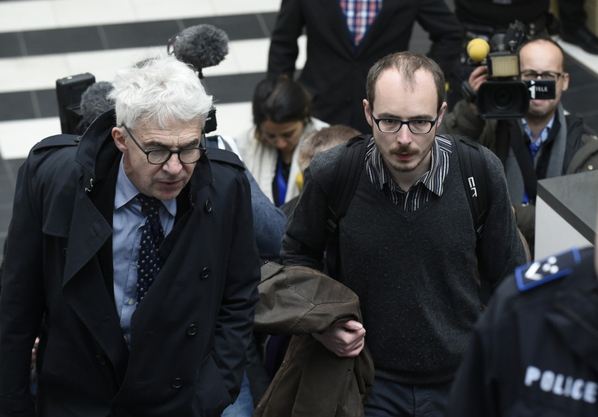 Antoine Deltour arrive au tribunal de Luxembourg le 26 avril, ouverture du procès des LuxLeaks