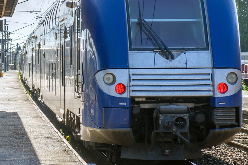 Une sexagénaire indemne après s'être jetée sous un train en fauteuil roulant (image d'illustration).