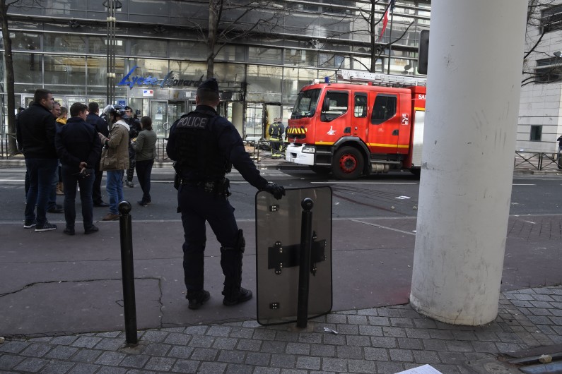 Les pompiers ont dû intervenir pour éteindre le feu devant le lycée Léonard de Vinci à Levallois-Perret le 5 avril.