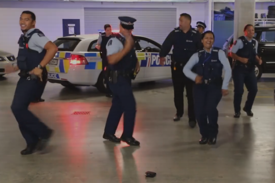 La police néo-zélandaise relève le "Running man challenge", le 3 mai 2016