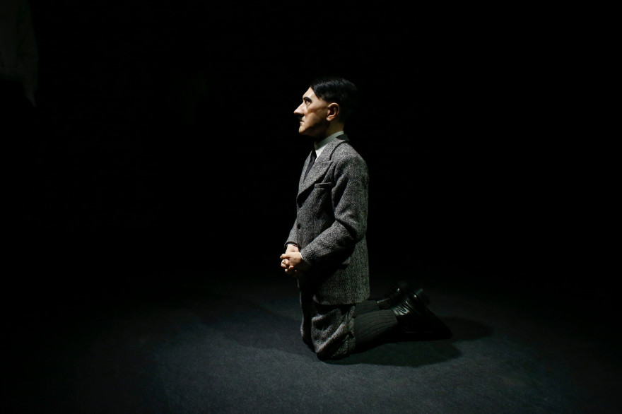 La statue représentant Hitler de Maurizio Cattelan