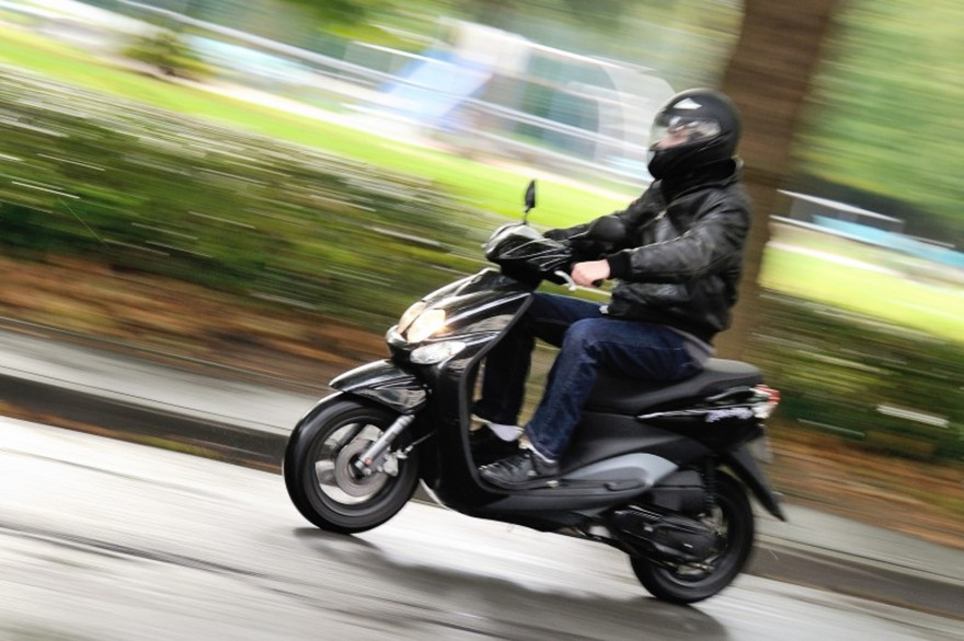 Une personne sur un scooter (illustration)