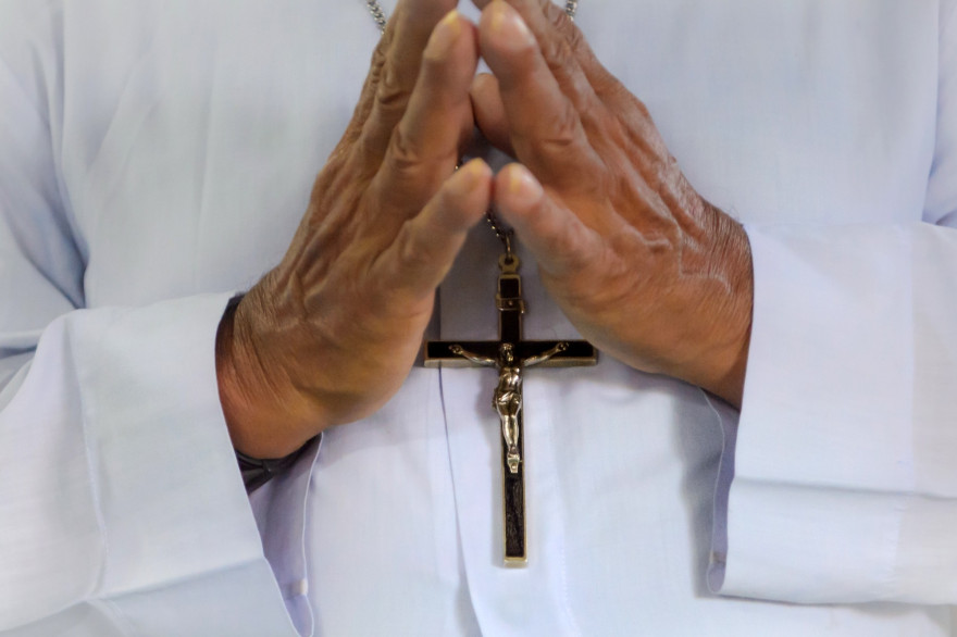 Un prêtre célèbre un office religieux (illustration)