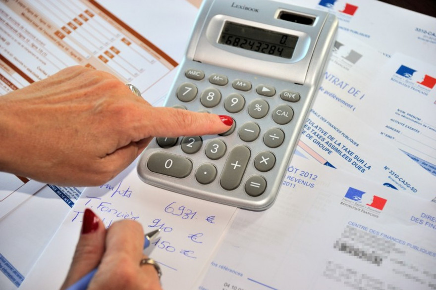 Une femme réglant ses impôts sur le revenu (illustration)