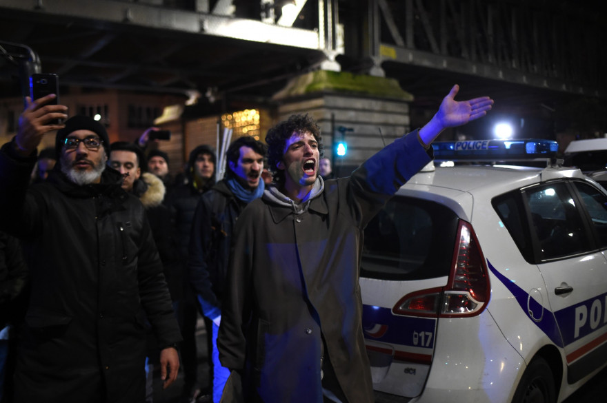 Des manifestants devant le théâtre des Bouffes du Nord le vendredi 17 janvier au soir.