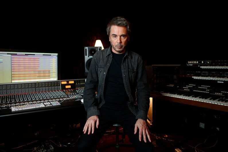 Jean-Michel Jarre revient sur sa carrière exceptionnelle dans "Vivement Dimanche"