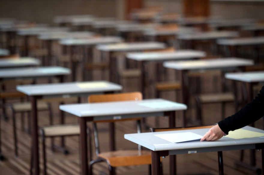 Des copies du baccalauréat dans une salle d'épreuve (illustration)