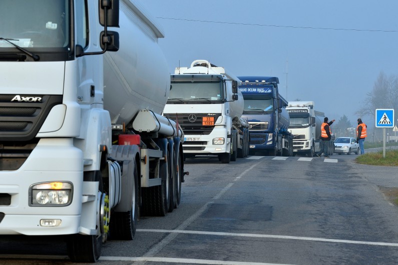 Un blocage routier près de la raffinerie de Donges, le 16 mars 2015