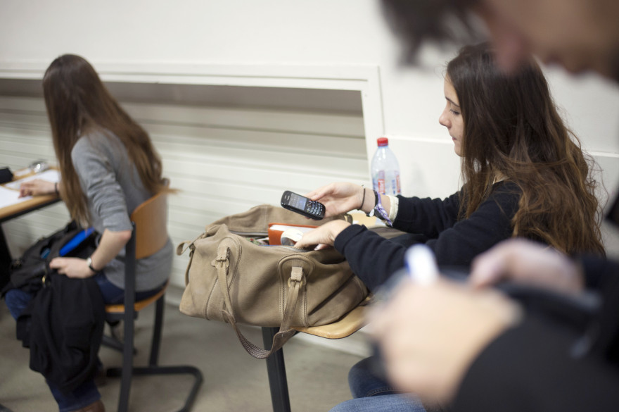 Une lycéenne avant le début d'une épreuve du baccalauréat, le 18 juin 2012