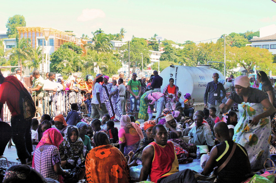 Des habitants étrangers de Mayotte rassemblés à Mamoudzou après avoir été chassés de chez eux, le 17 mai 2016