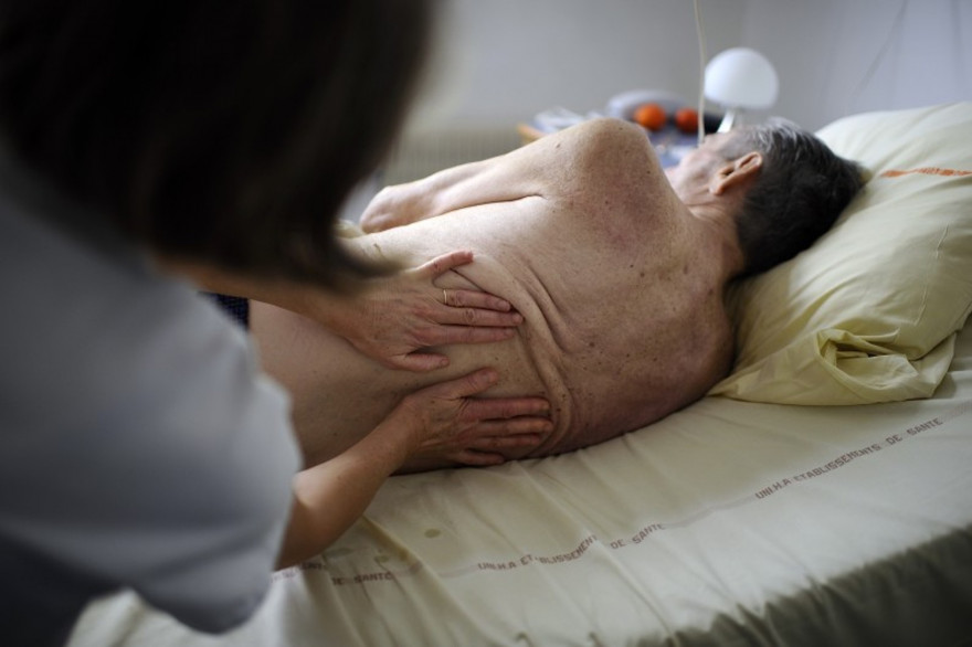 Une kinésithérapeute masse un patient à l'hôpital (illustration)