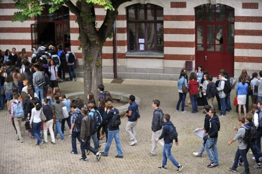 Les élèves d'un lycée, dans la cour de récréation (illustration).
