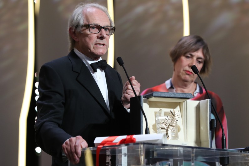 Ken Loach recevant sa Palme d'or au Festival de Cannes, le 22 mai 2016