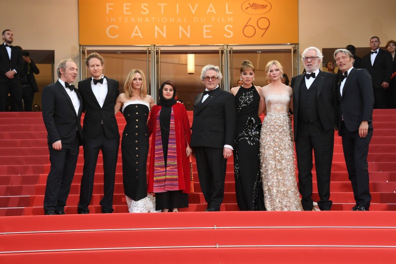 Les huit membres du jury du 69e Festival de Cannes pose en haut des marches