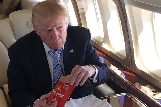 Donald Trump mange un McDo pour célébrer son intronisation côté républicain.