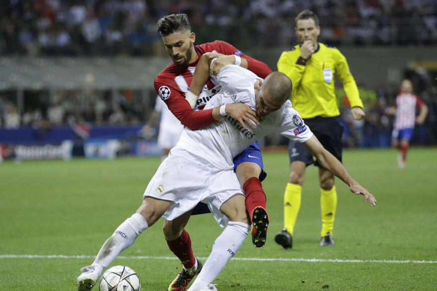 Pepe à la lutte avec Ferreira Carrasco samedi 28 mai 2016 à Milan