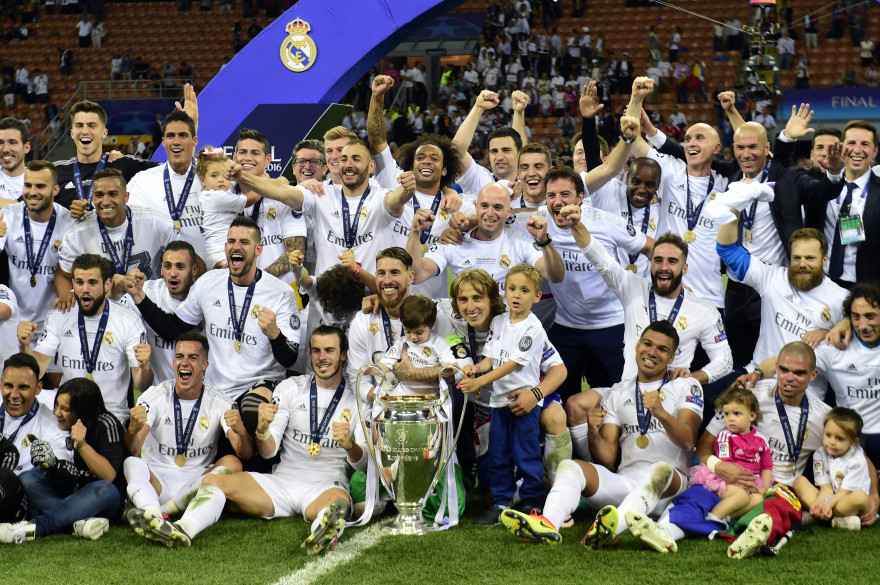 Les Madrilènes de Zinédine Zidane (en haut à droite) posent avec la "coupe aux grandes oreilles" samedi 28 mai sur la pelouse du stade Giuseppe-Meazza