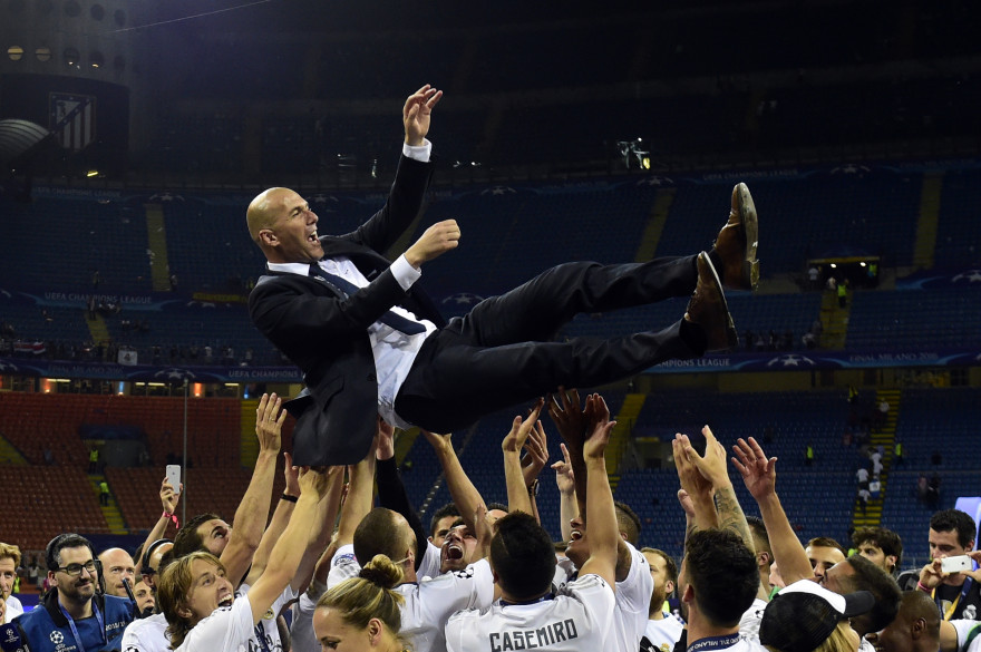 Zinédine Zidane porté en triomphe par ses joueurs samedi 28 mai 2016 à Milan