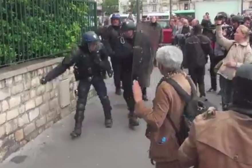 Le policier jetant une grenade de désencerclement à Paris, le 26 mai 2016