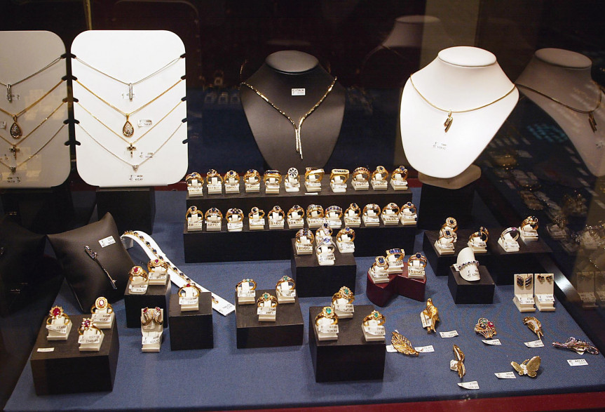 Vue prise le 14 novembre 2003 à Clamart, de bijoux exposés dans une bijouterie de la ville (illustration)